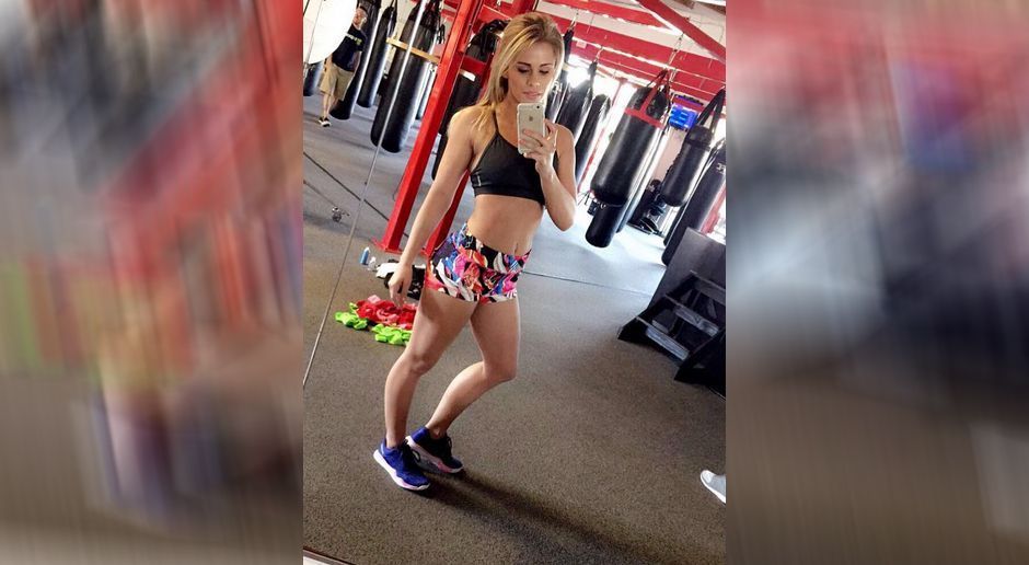 
                <strong>Paige VanZant in Schwarz</strong><br>
                Vorsicht vor dieser blonden Schönheit! Paige VanZant verdient ihr Geld als UFC-Kämpferin. Bei der UFC Fight Night (am 15. Januar ab 4 Uhr live auf ranFIGHTING.de) steigt sie gegen Jessica Rose-Clark in den Ring. In den USA wurde die 23-Jährige bereits als neue Ronda Rousey gefeiert. Ob sie der MMA-Ikone das Wasser reichen kann? An Strand und Pool macht sie jedenfalls eine tolle Figur...
              