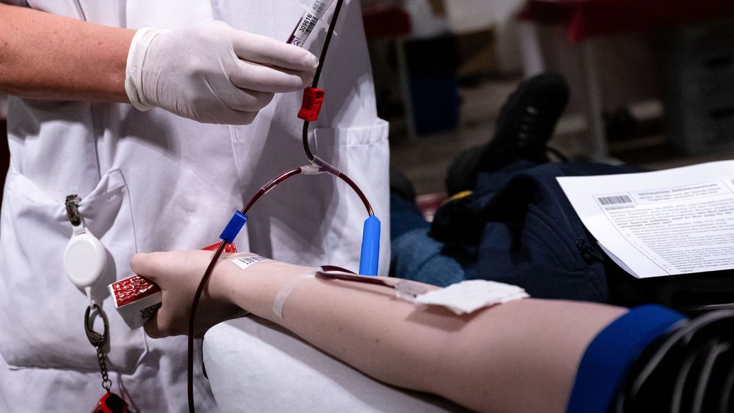 Am Mittwoch (14. Juni) ist Weltblutspendetag. Freiwillige Spender:innen können mit ihrem Blut anderen Menschen das Leben retten.