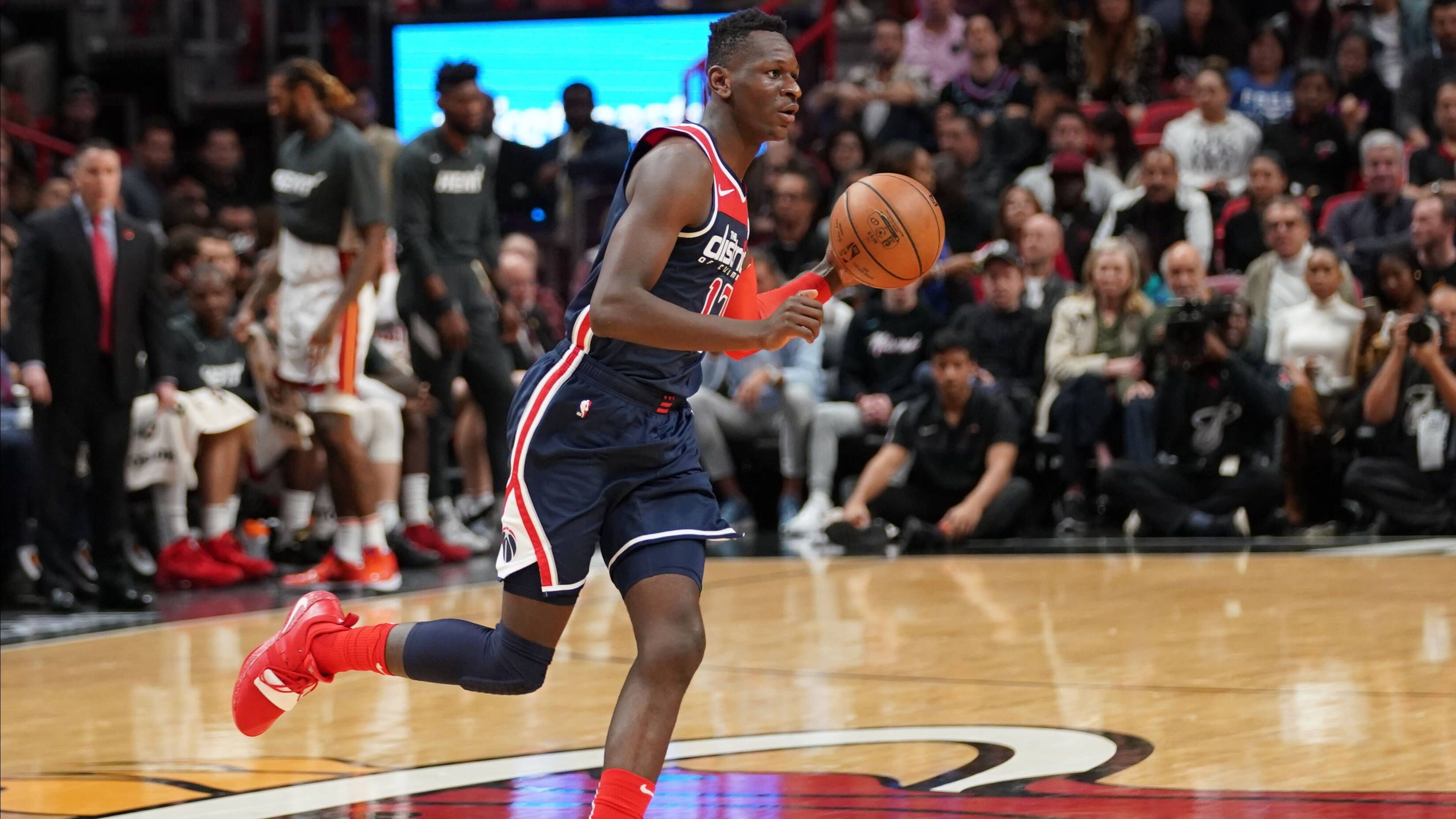 <strong>Isaac Bonga</strong><br>- In der NBA von 2018 bis 2022<br>- Teams: Los Angeles Lakers (2018-2019), Washington Wizards (2019-2021), Toronto Raptors (2021-2022)<br> - Spiele (Regular Season und Playoffs): 143 und 5<br> - Statistiken (Regular Season): 3.1 Punkte, 2.2 Rebounds, 0.8 Assists