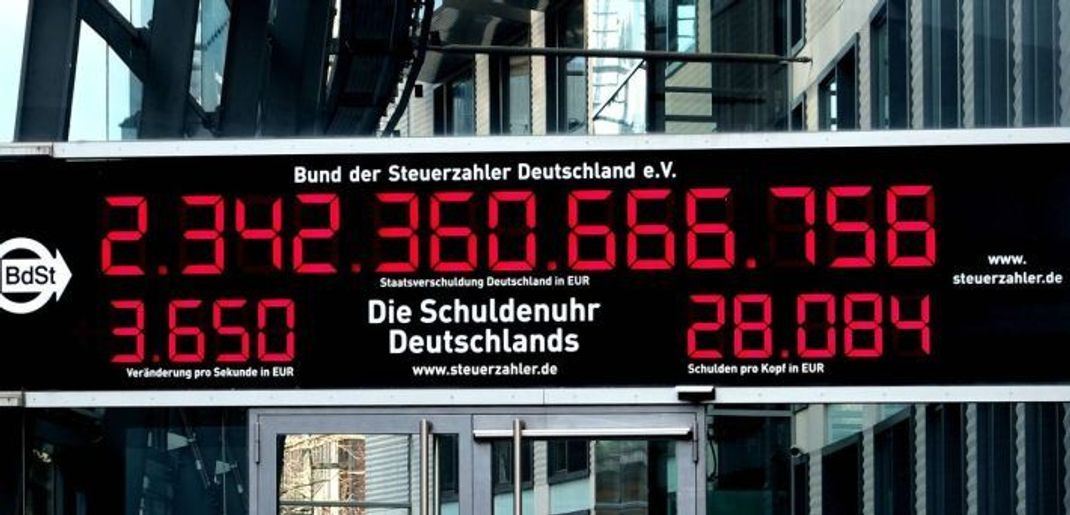 Die Schuldenuhr vom Bund der Steuerzahler Deutschland e.V. in Berlin veranschaulicht die Staatsverschuldung der Bundesregierung. Der Wert im Foto stammt vom 28. Januar 2022.