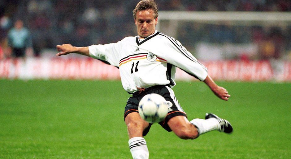 
                <strong>Die Nationalelf-Karriere des Horst Heldt</strong><br>
                Horst Heldt im Trikot der Nationalmannschaft - dieses Vergnügen hatten die Fans nicht allzu oft. Sein DFB-Debüt feierte der Linksfuß am 28.04.1999 beim Freundschaftsspiel gegen Schottland. Heldt spielte 90 Minuten durch, dennoch ging das Spiel mit 0:1 verloren.
              