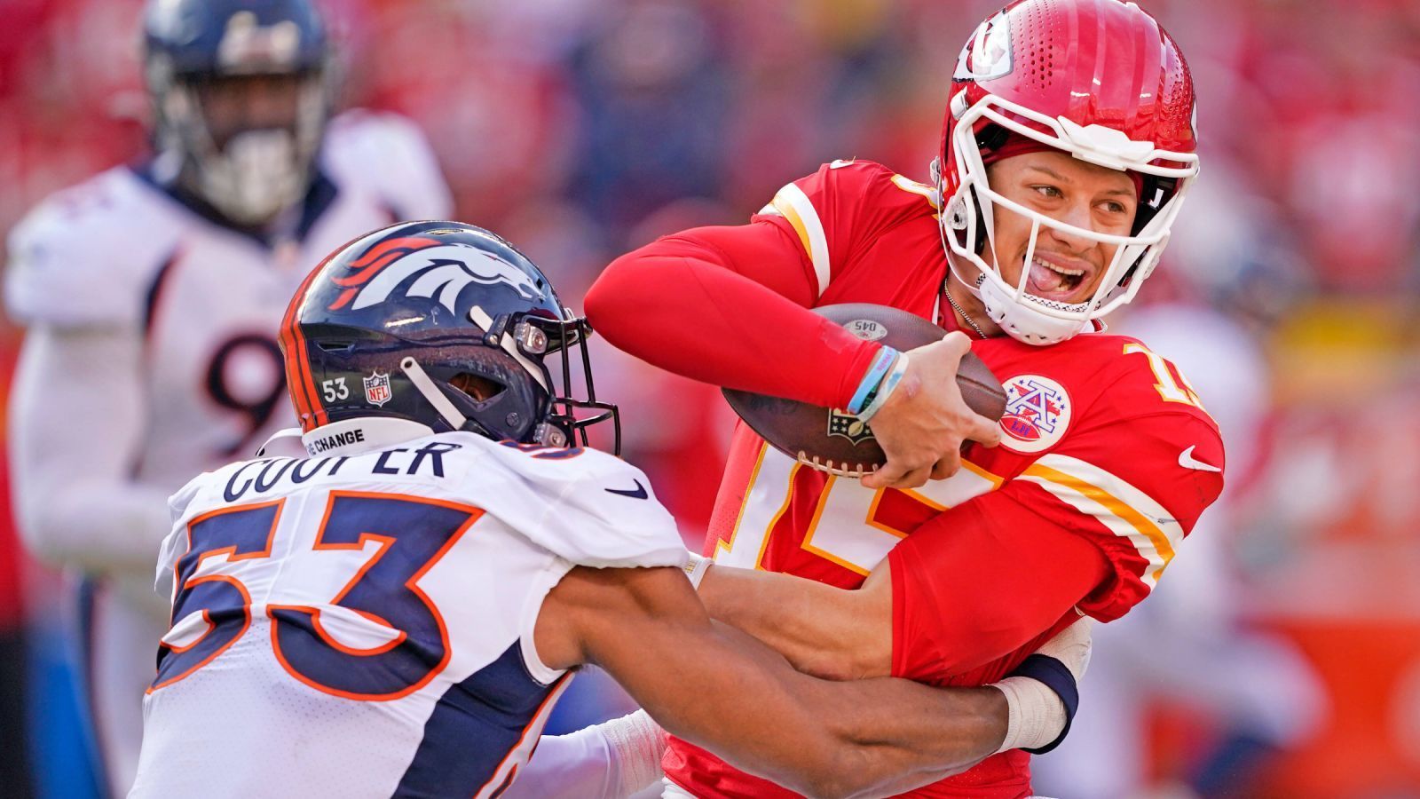 
                <strong>Denver Broncos</strong><br>
                &#x2022; 2023 Auswärtsspiel bei den Kansas City Chiefs<br>
              