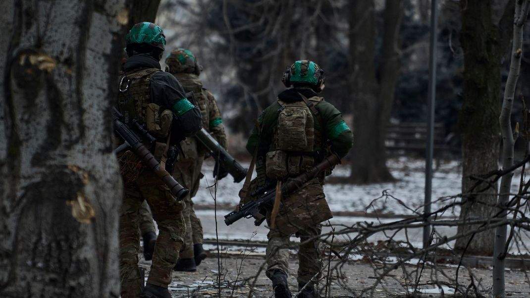 Ukrainische Soldaten patrouillieren in Bachmut. Ein russischer Politiker nannte den Krieg jetzt im TV einen "katastrophalen Fehler".