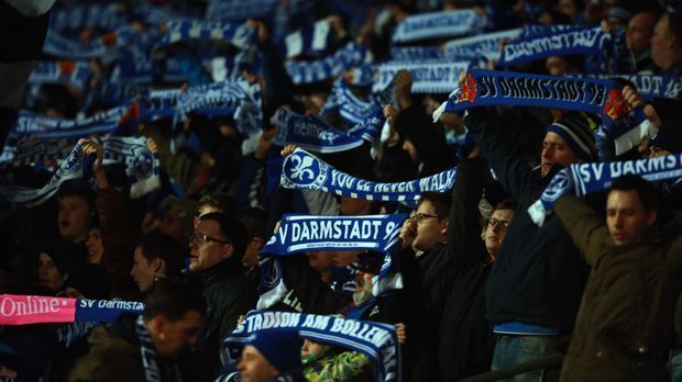 
                <strong>Platz 17: SV Darmstadt 98</strong><br>
                ... der SV Darmstadt 98 (11.000 Stück) verkauften insgesamt weniger Dauerkarten als die Absteiger SC Freiburg (15.000) und SC Paderborn (9500) zusammen. Damit liegt Darmstadt im Ranking dennoch vor Ingolstadt auf dem 17. Rang.
              