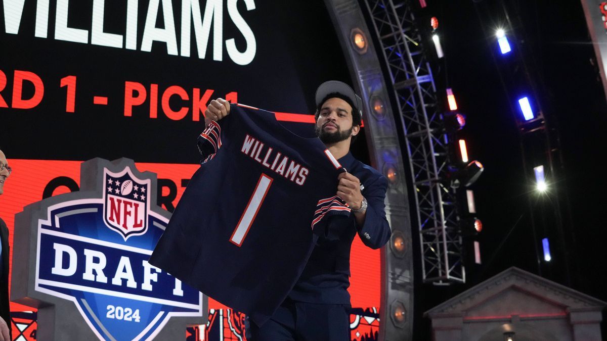 NFL, American Football Herren, USA NFL Draft Apr 25, 2024; Detroit, MI, USA; Southern California Trojans quarterback Caleb Williams holds up his jersey after being selected by the Chicago Bears as ...