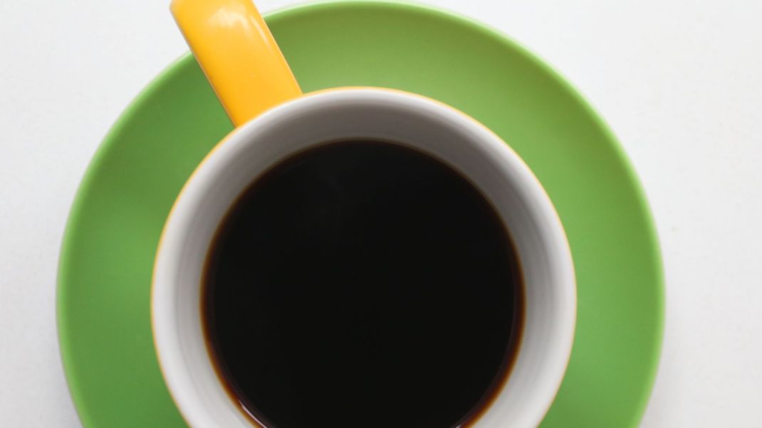Auf dem Bild ist eine mit Kaffee gefüllte Tasse zu sehen.