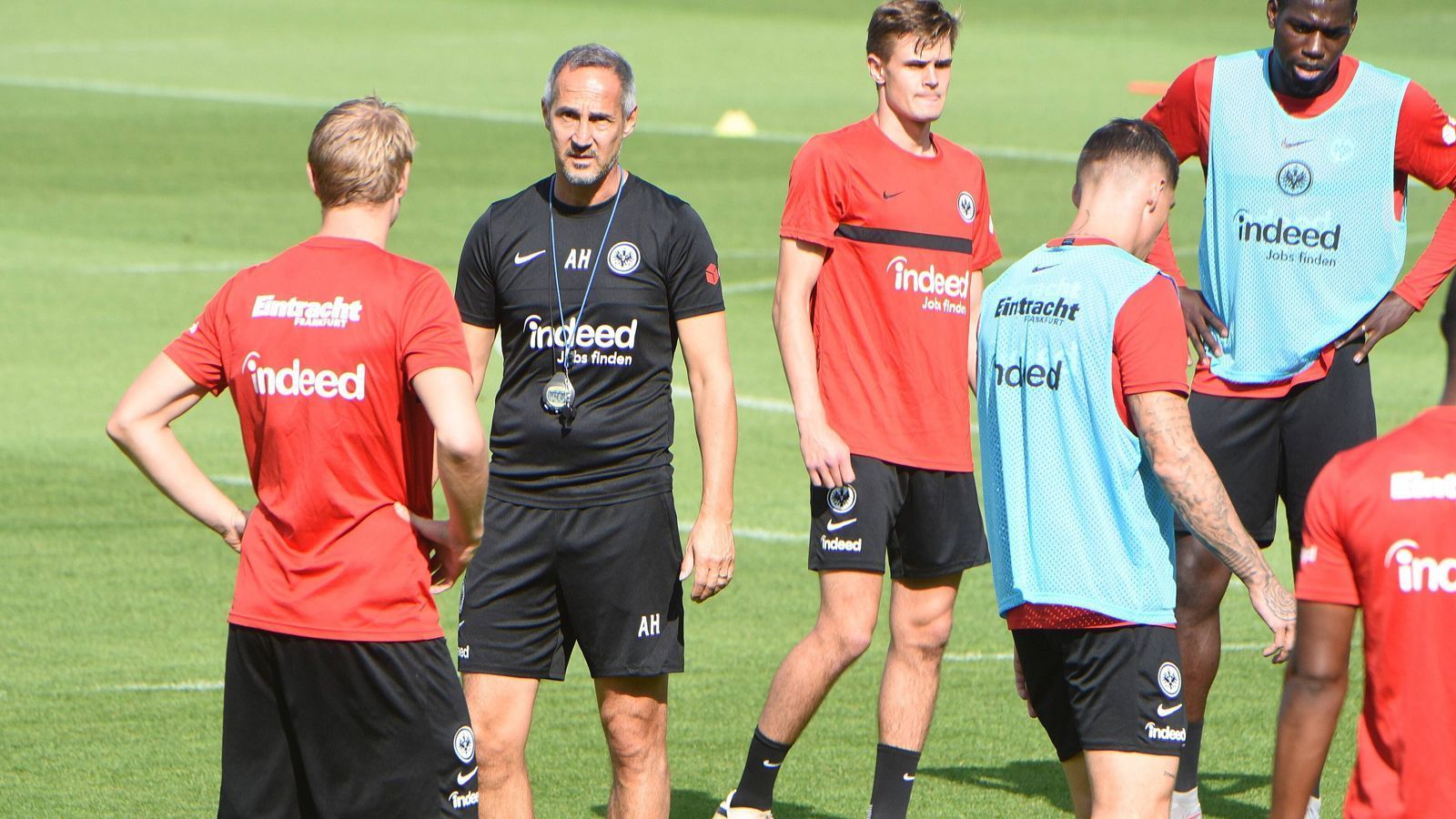 
                <strong>Eintracht Frankfurt</strong><br>
                Das Ziel hat Trainer Adi Hütter ausgerufen: "Ich will, dass dieses Projekt weitergeht. Wir wollen wieder international dabei sein", sagte er. Ob der Kader das am Ende hergibt, ist die große Frage. Große Ziele setzen ist immer gut, erhöht aber den Druck – und damit Konfliktpotenzial.
              