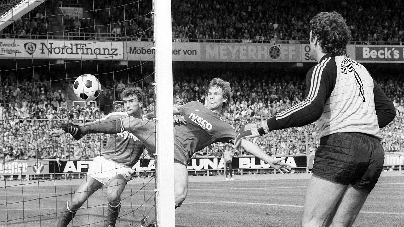 
                <strong>Jean-Marie Pfaff (FC Bayern) </strong><br>
                21. August 1982: Werder Bremen – Bayern München (1:0)Schlechter kann ein erstes Spiel für den neuen Verein nicht laufen wie bei Jean-Marie Pfaff. Zu Saisonbeginn wechselte der belgische Nationaltorhüter aus seiner Heimat zum FC Bayern und leistete sich gleich in seiner ersten Partie einen Megapatzer. Mit einem weiten Einwurf brachte der Bremer Uwe Reinders den Ball in den Münchner Strafraum. Pfaff kam noch mit den Fingerspitzen an den Ball und bugsierte ihn damit ins eigene Tor. Mitspieler Wolfgang Grobe konnte nicht mehr rechtzeitig retten. Kurios: Hätte Pfaff den Ball nicht mehr berührt, hätte der Treffer nicht gezählt, so verloren die Bayern durch diesen außergewöhnlichen Treffer mit 0:1.
              