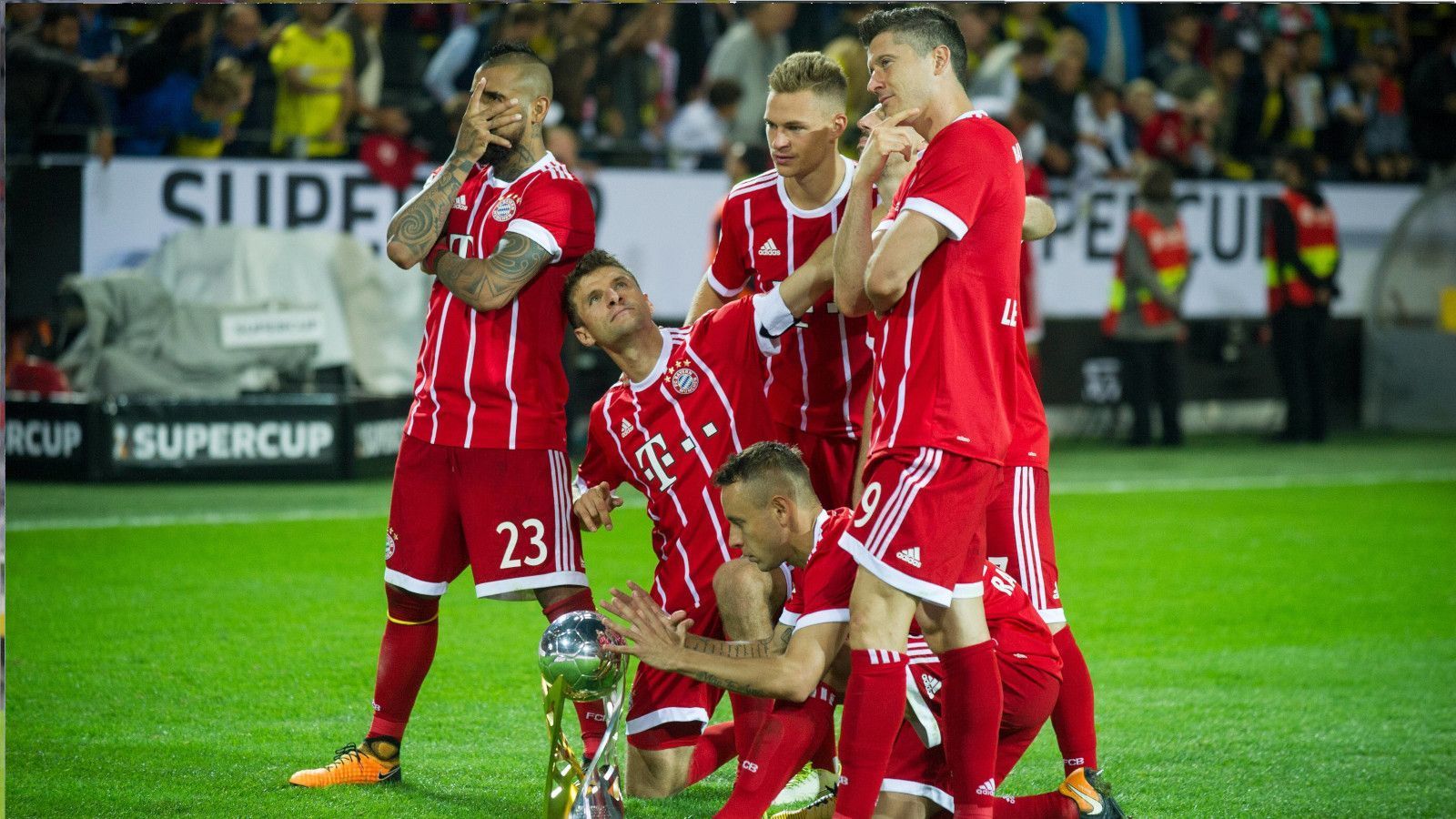 
                <strong>2017: Borussia Dortmund - FC Bayern München 6:7 n.E.</strong><br>
                Auch im Jahr darauf feiern die Münchener, allerdings ist es dieses Mal deutlich knapper. Zweimal gehen die Dortmunder in der regulären Spielzeit in Führung, zweimal gleichen die Bayern aus. Das 2:2 fällt erst in der 88. Minute. BVB-Keeper Roman Bürki bugsiert den Ball selbst über die eigene Linie. Im Elfmeterschießen vergibt dann ausgerechnet Marc Bartra den entscheidenden Versuch. Der BVB-Verteidiger wurde wenige Monate zuvor beim Bombenanschlag auf den Dortmunder Mannschaftsbus schwer an der Hand verletzt. Die Bayern triumphieren und zelebrieren den Sieg mit einem gangstermäßigen Foto.
              