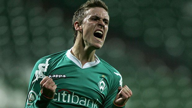 
                <strong>Angriff: Max Kruse</strong><br>
                Angriff: Max Kruse. Der Linksfuß hat so manche Bundesliga-Station hinter sich. Die erste seiner Profikarriere war Werder Bremen. Dort spielte er ab 2006 in der U19, später bei den Profis, bevor er 2009 zum FC St. Pauli wechselte. Sein erstes Bundesliga-Spiel bestritt der heute 28-Jährige 2008 beim 8:1 gegen Arminia Bielefeld, als er gleich einen Treffer vorbereitete. Ansonsten stand Kruse in Bremen lediglich für Werders zweites Team auf dem Rasen. Über die Hamburger des FC St. Pauli ging es zum SC Freiburg. 2013 unterschrieb der Stürmer einen Vertrag in Gladbach. Seit Saisonbeginn läuft er für den VfL Wolfsburg auf und schoss seitdem sechs Tore.
              