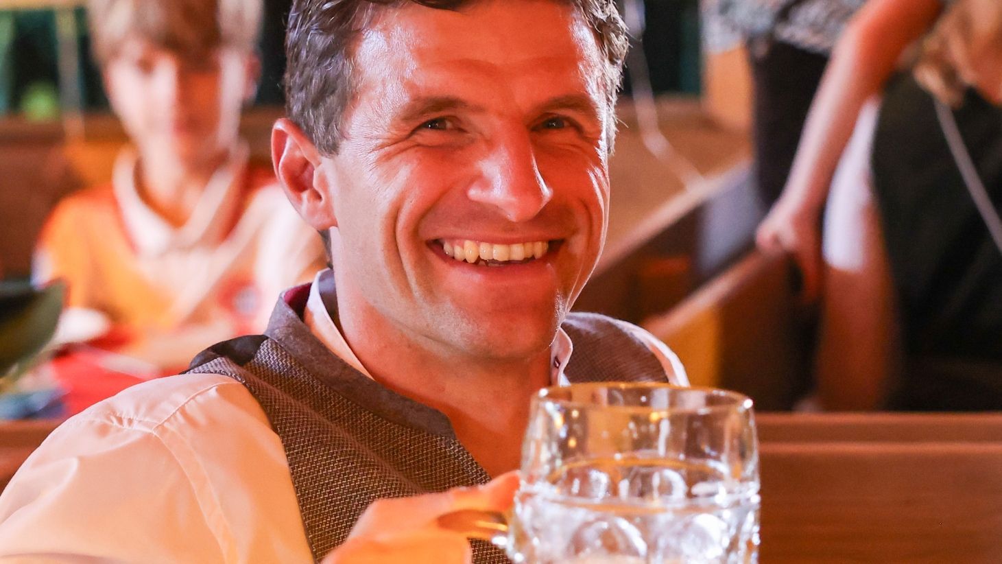 <strong>Der FC Bayern München auf dem Oktoberfest: Die besten Wiesn-Bilder</strong><br>Und Thomas Müller sowieso.