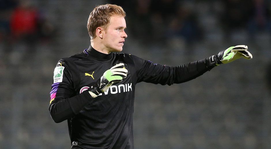 
                <strong>Torwart: Hendrik Bonmann (23 Jahre)</strong><br>
                Im Tor der Youngster-Elf des BVB steht Hendrik Bonmann. Sein Talent darf der 23-Jährige bislang noch nicht auf der großen Bundesliga-Bühne unter Beweis stellen. Bislang kommt der 23-Jährige nämlich nur in der zweiten Mannschaft in der Regionalliga zum Einsatz. Dort zeigt er in der abgelaufenen Saison aber starke Leistungen und kassiert in 21 Einsätzen nur 19 Gegentore.
              