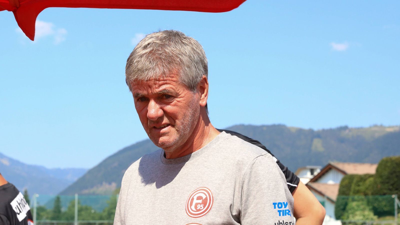 
                <strong>Fortuna Düsseldorf</strong><br>
                Beim Überraschungs-Team der vergangenen Saison gibt es beim Handy-Umgang einiges zu beachten. Beim Physiotherapeuten und beim Essen ist das Smartphone tabu. In der Kabine darf das Handy nur zum Musik abspielen genutzt werden. 
              