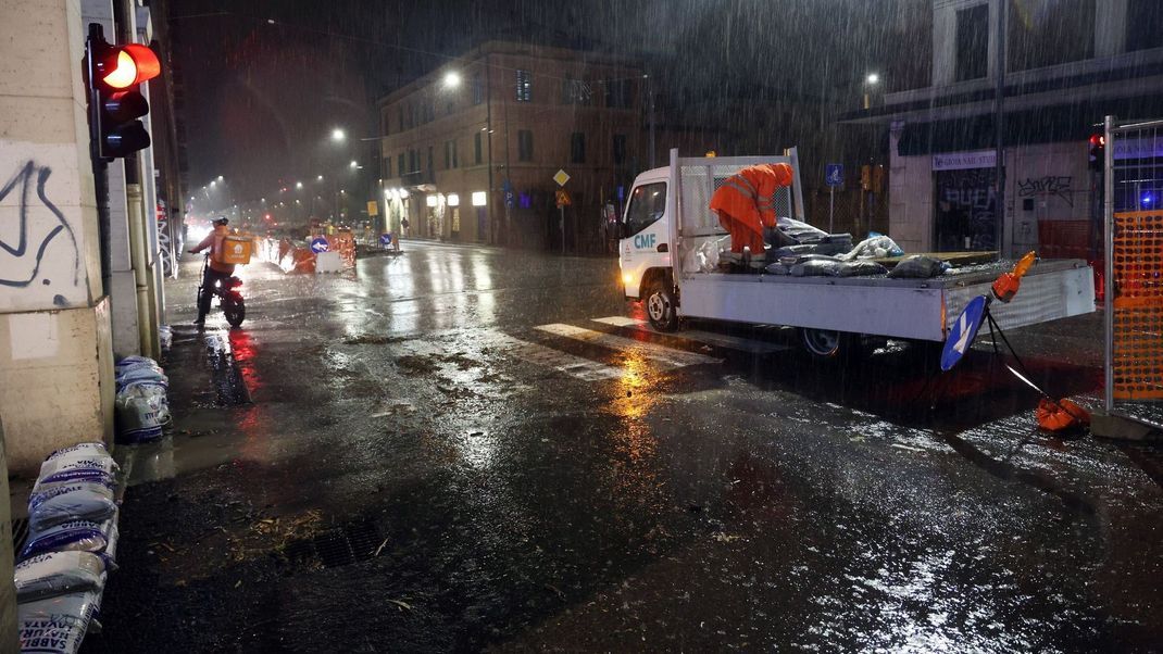 In Italien sind nach heftigem Regen viele Straßen überschwemmt.