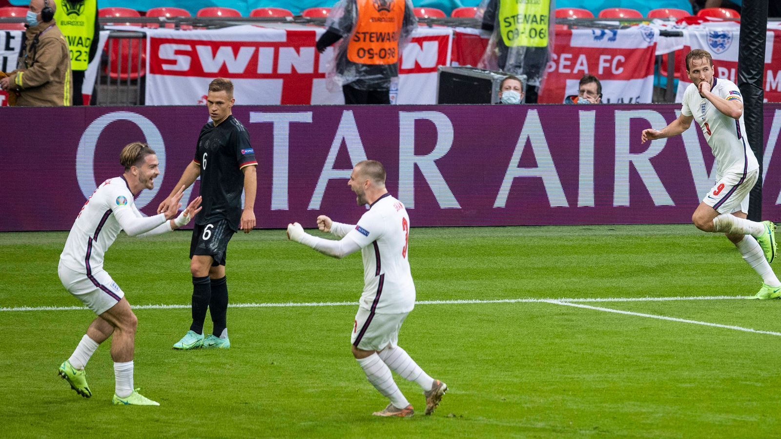 
                <strong>Rache</strong><br>
                Ja, Fußball-Fans sind ja am Ende doch auch einfach gestrickt. Und deshalb wäre es natürlich schon schön, wenn uns die Italiener für das Achtelfinal-Aus rächen könnten. Auch wenn es verdient war. Doch wenn man dann so Sätze wie die von Nationaltrainer Gareth Southgate ("Es haben auch Leute versucht, bei uns einzufallen, und wir hatten den Mut, uns dagegen zu wehren. Man kann nicht verhehlen, dass die Energie im Stadion gegen Deutschland teilweise daher kam") hört, dann wachsen die Sympathien für Italien noch ein bisschen mehr.
              