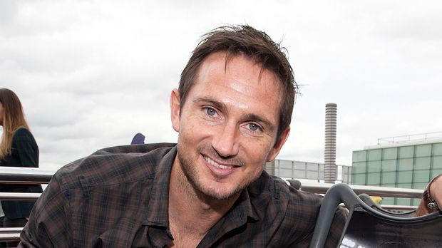 
                <strong>Frank Lampard 2015</strong><br>
                Frank Lampard - 2015. Frank Lampard hat im europäischen Fußball alles erreicht, was es zu erreichen gibt. Im Alter von 37 Jahren hat der heutige New York City Spieler allen Grund zum Lachen. 
              