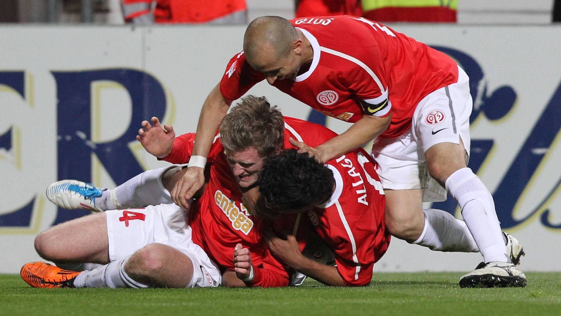 
                <strong>Sieben Siege: 1. FSV Mainz 05 (22. August 2010 bis 16. Oktober 2010)</strong><br>
                Apropos durch die Liga stürmen: In Mainz spricht heute noch jeder von den legendären "Bruchweg-Boys". Auch sie feierten sieben Siege zum Saisonstart und gewannen mit einem gewissen Thomas Tuchel als Trainer im September 2010 sogar sensationell beim FC Bayern. Lewis Holtby, Andre Schürrle, Sami Allagui, Adam Szalai - sie alle gehörten damals zur vielleicht besten Mainzer Mannschaft in der Bundesligageschichte der Rheinhessen. Belohnt wurde die besondere Saison des FSV mit dem fünften Platz in der Endtabelle und dem erstmaligen Einzug in den Europapokal.
              