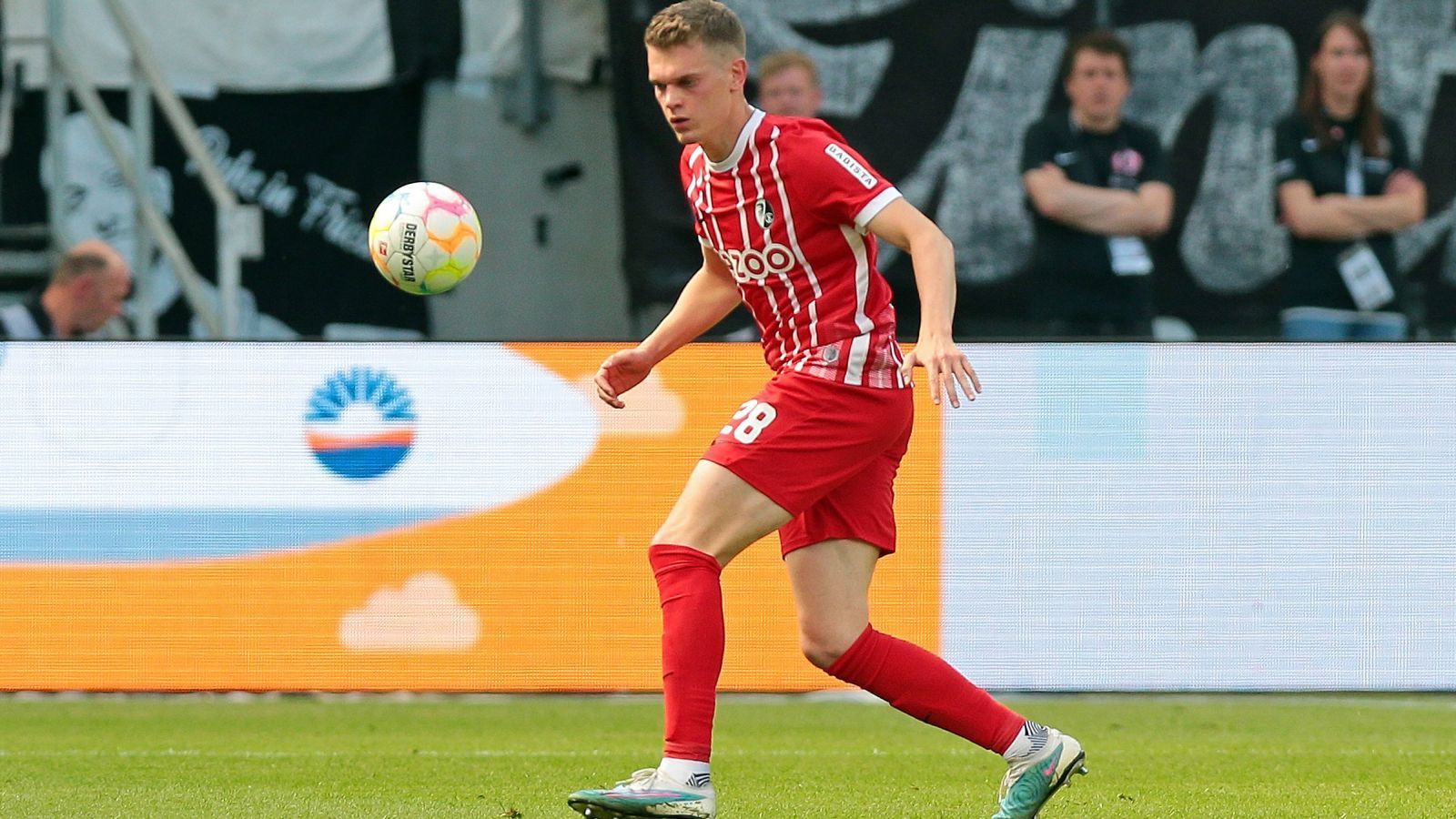 <strong>Matthias Ginter</strong><br>
                Im Alter von 20 Jahren reiste der junge Abwehrspieler des SC Freiburg mit nach Brasilien und darf sich seither Weltmeister nennen, auch wenn er ohne Einsatz blieb. Nach der WM wechselte Ginter zu Borussia Dortmund, 2017 dann zur anderen Borussia nach Mönchengladbach. Mittlerweile ist er wieder beim Sport-Club und ist dort absolute Führungsfigur. 2022/23 war er der einzige Feldspieler, der keine Bundesliga-Minute verpasste.
