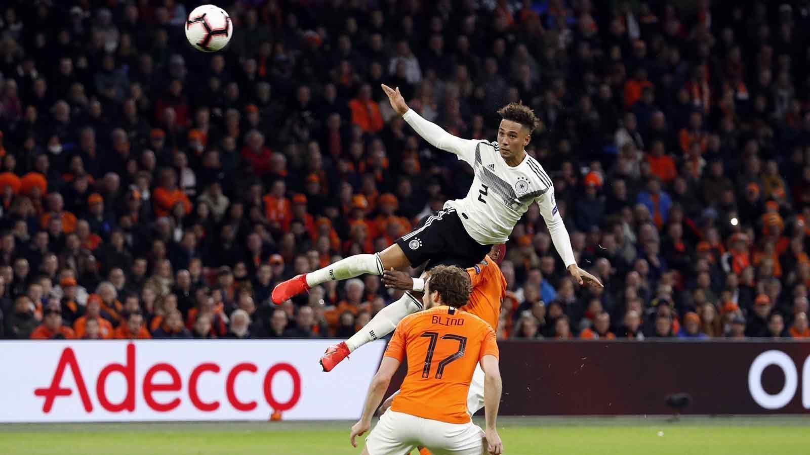 
                <strong>Thilo Kehrer</strong><br>
                Der Wahl-Pariser verliert mehrmals den Raum in seinem Rücken aus den Augen. Als es bei einer "Oranje"-Ecke einmal brenzlig wird, ist er per Kopfball zur Stelle. Allerdings unterschätzt Kehrer bei Babels zweiter Chance auch eine Flanke. Wenig später hat er selbst die Möglichkeit auf einen Treffer, scheitert aber an Cillessen. Bei de Ligts 1:2 steht er auf verlorenem Posten. ran-Note: 3
              