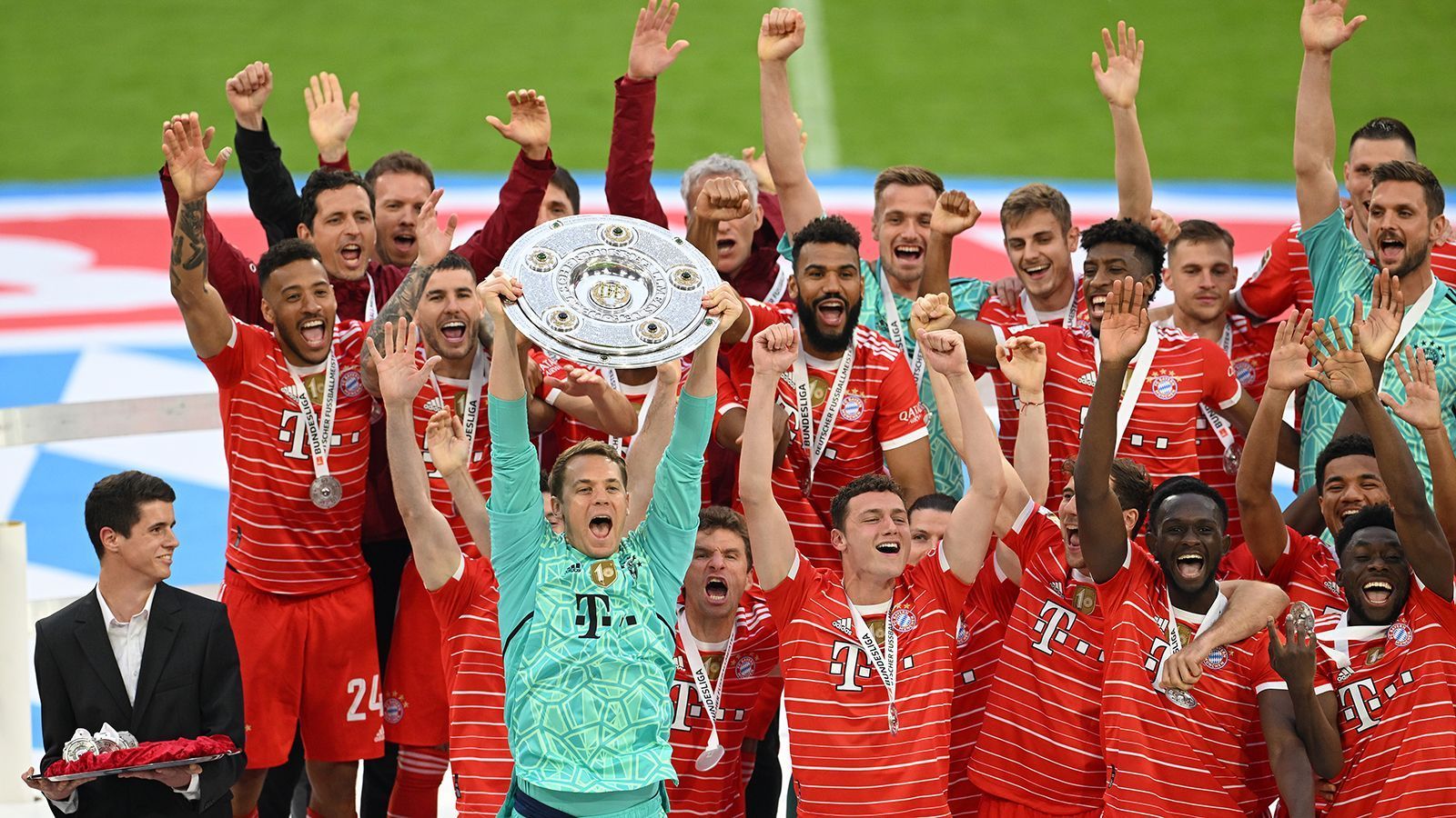 
                <strong>So feiert der FC Bayern München die 32. Meisterschaft</strong><br>
                Mit der zehnten Deutschen Meisterschaft in Folge stellt der FC Bayern einen Rekord in den europäischen Top-Fünf-Ligen auf und zieht damit an Juventus Turin vorbei, die von 2011 bis 2020 neun Mal in Folge den Titel holten.
              