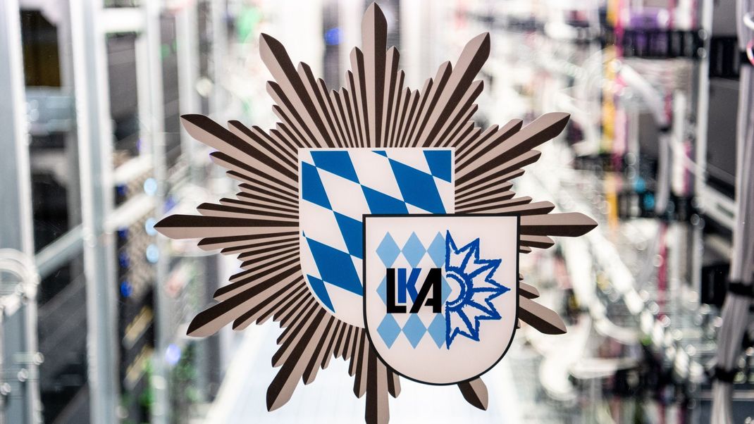 Symbol des Rechtsstaats: Das LKA Bayern greift gegen mutmaßliche "Reichsbürger" durch.