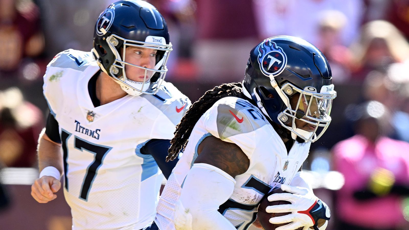 
                <strong>Tennessee Titans</strong><br>
                Bei den Tennessee Titans sieht alles nach einem Übergangsjahr aus. Quarterback Ryan Tannehill steht nur noch für diese Saison unter Vertrag und zeigte sich in der vergangenen Spielzeit immer wieder leicht verletzungsanfällig. Superstar-Running-Back Derrick Henry könnte getraded werden. Der 23-jährige Malik Willis ist der einzige andere Quarterback im Team. Als Mentor für den jungen Willis oder zusätzliche Laufspiel-Option würde Newton gut ins Team passen. Wenn er sich auch hier mit der Rolle des Backups zufriedengibt.
              