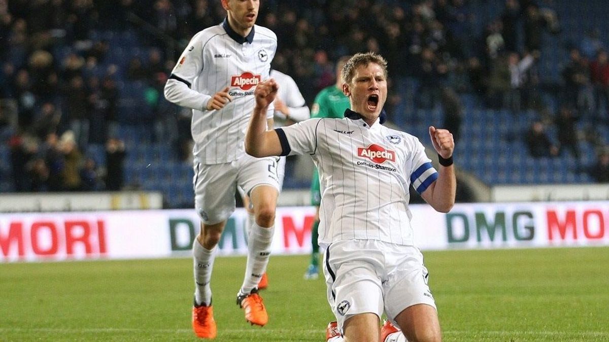 Torjäger Klos (r.) schießt Bielefeld zum Sieg