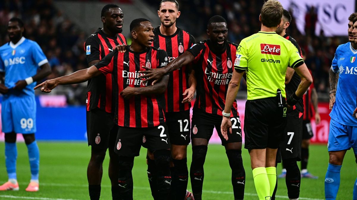Milans Pervis Estupiñán (Nr. 2) sieht Rot