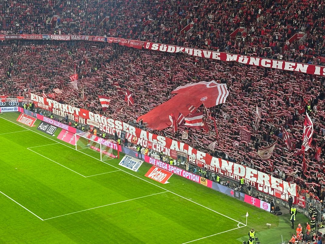 Das gezeigte Trikot in der Südkurve.