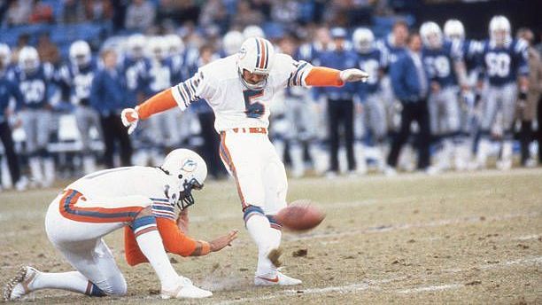 <strong>Miami Dolphins (2)</strong><br>Für die Dolphins liefen bisher zwei deutsche Athleten auf: Karl Kremser und Uwe von Schamann. Ersterer wurde im Jahr 1969 von Miami gedraftet und agierte dort für eine Saison als Kicker. Noch vor dem Saisonende wurde der deutsche jedoch ersetzt und beendete daraufhin seine Karriere. Uwe von Schamann spielte auf der selben Position zehn Jahre später bei der Franchise. In seiner Debüt-Saison 1979 wurde er zum Rookie des Jahres gewählt, fünf Jahre spielte er in Miami.