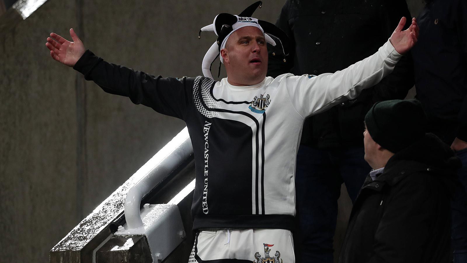 
                <strong>Angebliches Interesse von Newcastle United</strong><br>
                Auch Newcastle United versuchte wohl in den Poker um Jude Bellingham einzusteigen. Wie die "SportBild" berichtete, wollten die "Magpies" Bellingham im Sommer von Borussia Dortmund loseisen.
              