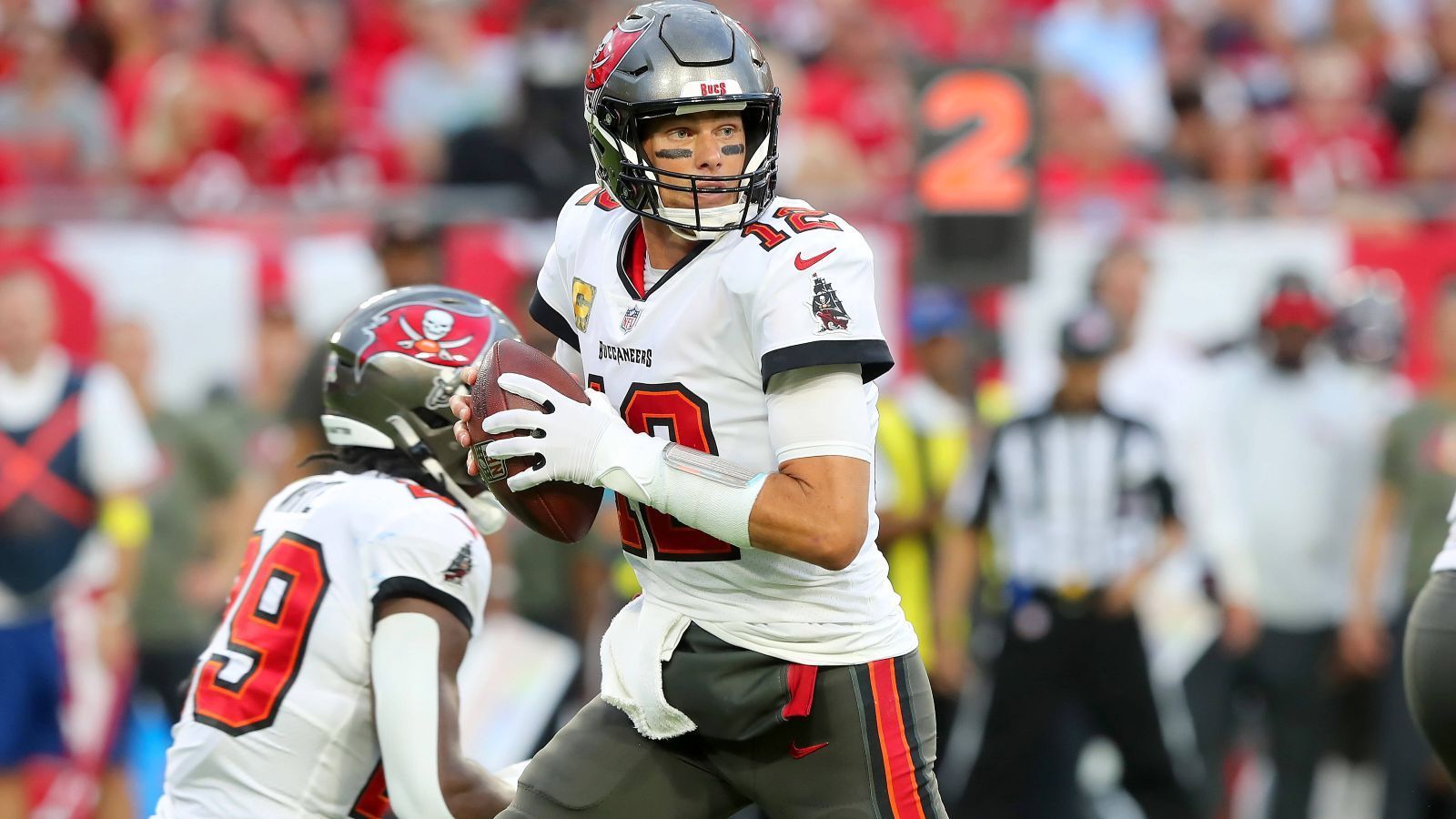 
                <strong>Gewinner: Tom Brady (Tampa Bay Buccaneers)</strong><br>
                Saisondebüt für den GOAT bei den Gewinnern! Zwar haben die Tampa Bay Buccaneers gegen die Los Angeles Rams beim 16:13 wieder nicht gut ausgesehen, aber Tom Brady machte, was er am besten kann: Einen Game-Winning Drive anführen. Mit weniger als einer Minute Zeit und keinen Timeouts marschierte der 45-Jährige mit seinem Team über das Feld und holte sich den siegbringenden Touchdown-Pass. Damit steht Brady bei unspektakulären zehn Touchdowns, aber nur einer einzigen Interception. Er spielt also keine gute Saison, aber auch keine schlechte.
              
