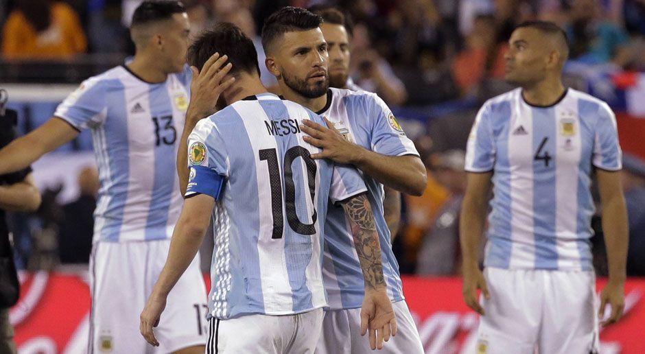 
                <strong>Copa America 2016</strong><br>
                Doch im Elfmeterschießen versagen dem fünfmaligen Weltfußballer die Nerven. Messi trifft nicht vom Punkt, Argentinien verliert, Chile bejubelt den 4:2-Erfolg. Wieder mal muss Messi dem Gegner beim Feiern zusehen - wie so häufig in seiner Nationalmannschaftskarriere.
              
