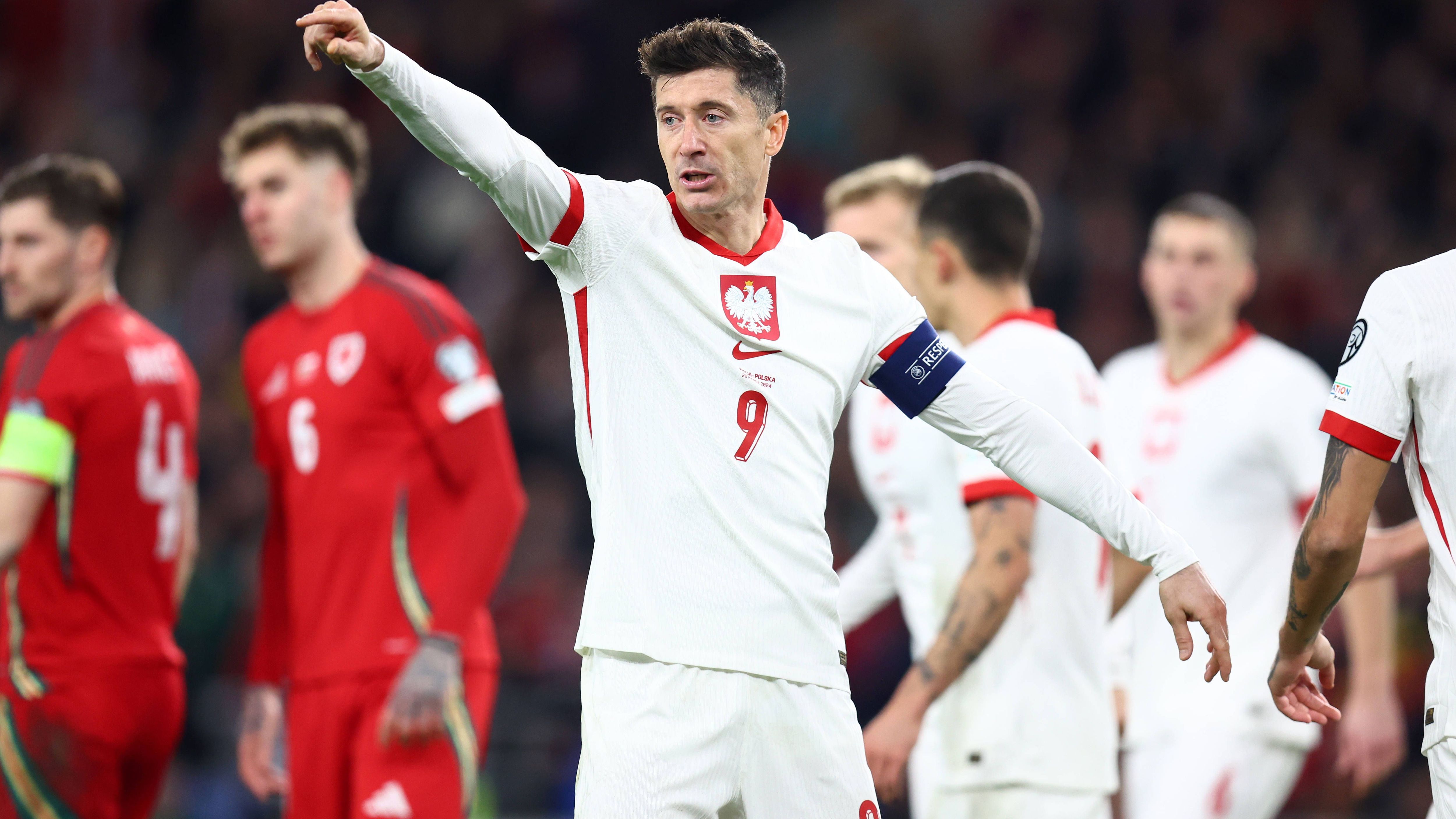 <strong>Polen</strong><br>Robert Lewandowski nimmt mit der polnischen Nationalmannschaft an der Europameisterschaft teil. Das entscheidende Playoff-Spiel gegen Wales blieb bis zum Ende der Verlängerung torlos. Im Elfmeterschießen trafen alle Schützen, bis der Waliser Daniel James als letzter Schütze antrat und der polnische National-Torwart Wojciech Szczesny parierte.&nbsp;