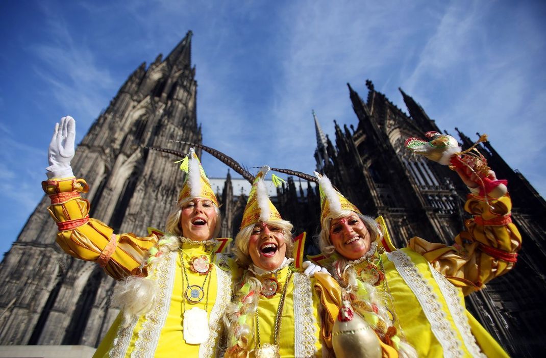 Zur Weiberfastnacht ziehen die Frauen durch Köln – und feiern den Start des großen Festes.