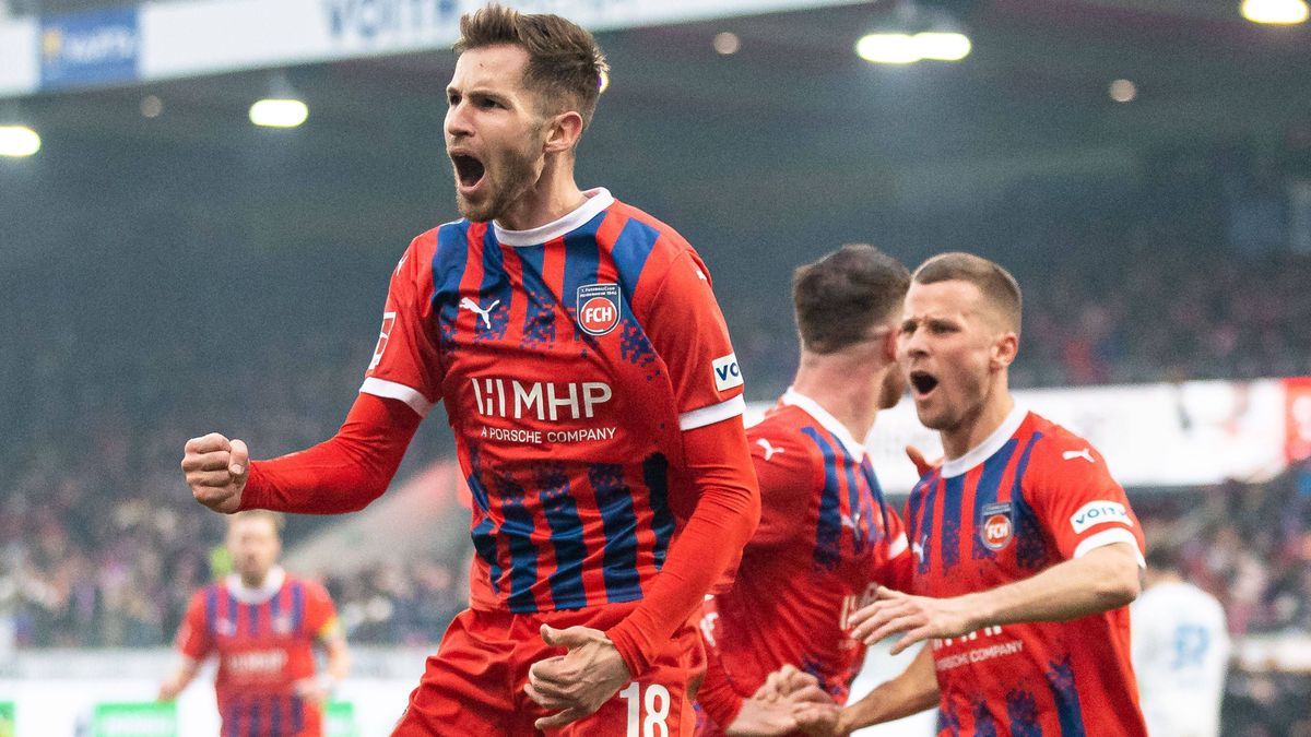 Tor fuer Heidenheim 1:0 durch Marvin Pieringer (1.FC Heidenheim, 18). Jubel im Team Heidenheim Marvin Pieringer (1.FC Heidenheim, 18) springt in die Luft, Adrian Beck (1.FC Heidenheim, 21), Budu Zi...