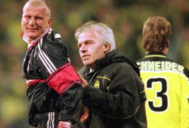 
                <strong>Champions League 97/98</strong><br>
                Zum Heulen zumute ist auch Carsten Jancker nach verpasster Riesenchance und dem verlorenen Champions-League-Viertelfinale gegen Dortmund (0:1 n.V). Immerhin tröstet ihn Dortmund-Trainer Nevio Scala - eine Geste, die eher die Ausnahme bleibt
              