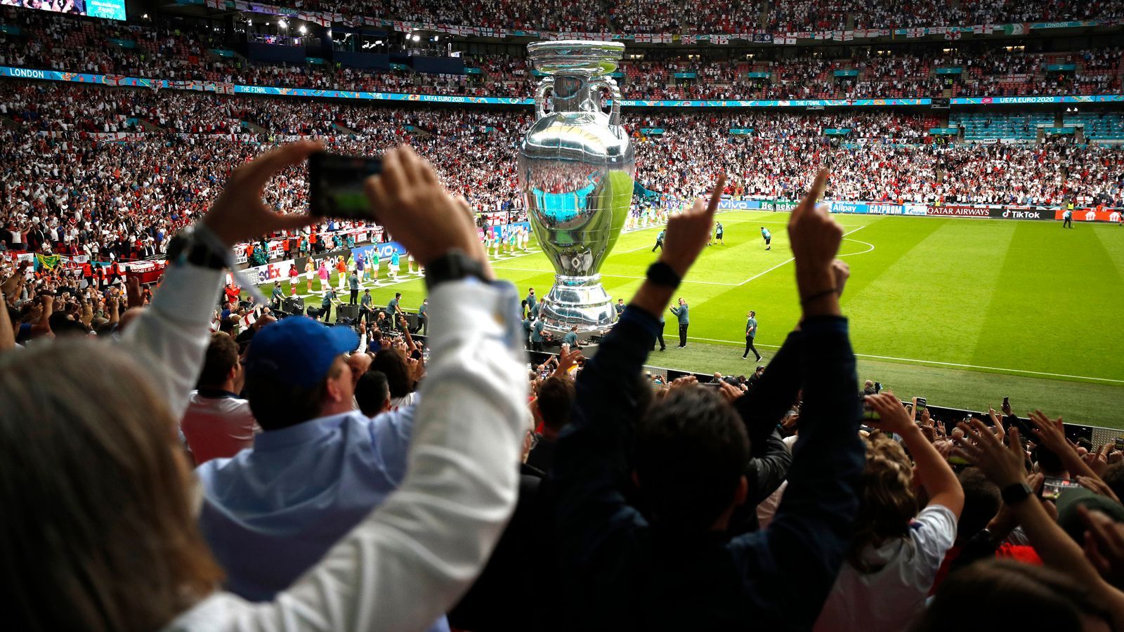 
                <strong>Gewinner: Fans bringen wieder Stimmung und Emotionen in die Stadien</strong><br>
                Zwar ist man aufgrund der immer noch anhaltenden Corona-Pandemie weit davon entfernt, quer über den Kontinent volle EM-Stadien ohne mulmiges Gefühl genießen zu können, dennoch markierte die EM so etwas wie eine Trendwende. Denn in allen Arenen waren Zuschauer zugelassen. Beim EM-Finale im Londoner Wembley-Stadion waren 67.000 Zuschauer dabei, bei Englands Halbfinal-Erfolg gegen Dänemark immerhin knapp 65.000.
              