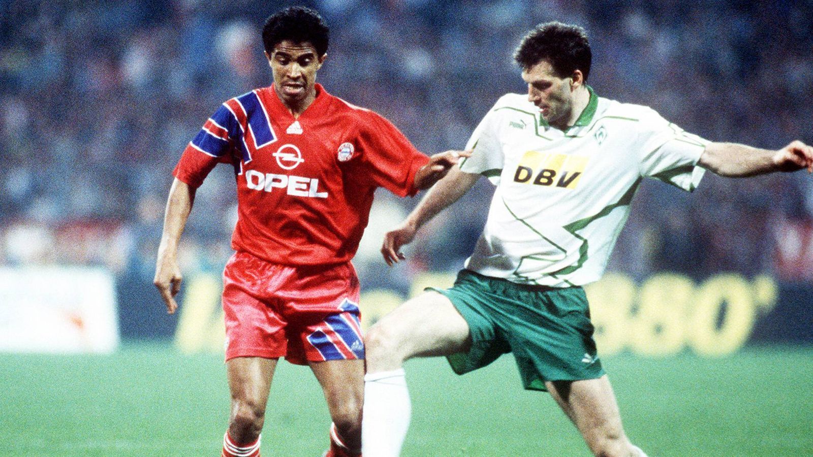 
                <strong>Werder zieht vorbei</strong><br>
                Dramatisch war es 1992/93. Immerhin 32 Spieltage lang waren die Bayern Tabellenführer, ehe Werder Bremen auf der Zielgerade doch noch vorbeizog.
              