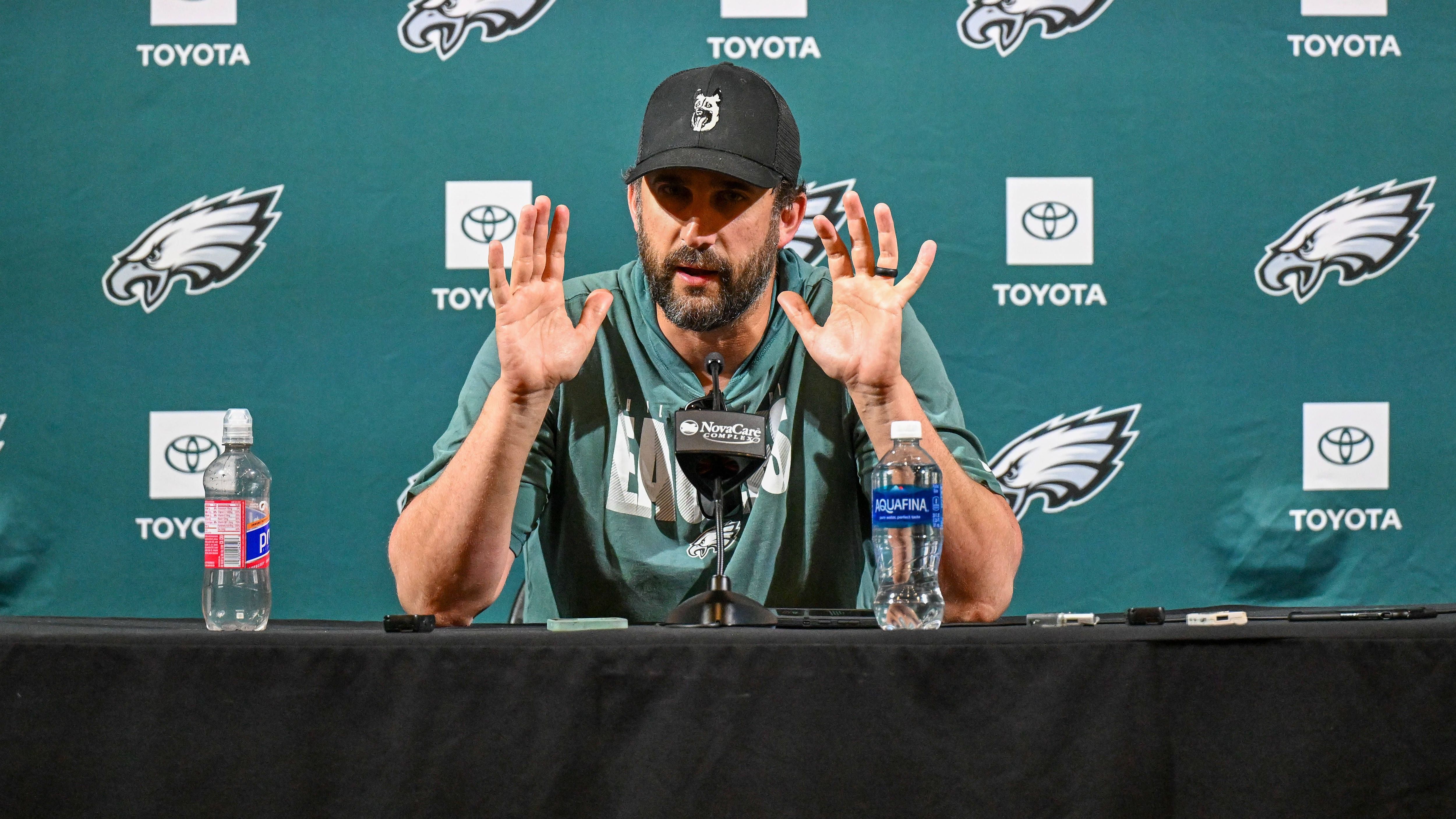 <strong>Nick Sirianni (Head Coach der Philadelphia Eagles)</strong><br>Noch größer dürfte der Druck derweil bei ihm sein: Nick Sirianni, seines Zeichens Cheftrainer in Philly. Eigentlich grotesk: Drei Playoff-Teilnahmen in drei Jahren, die drittbeste Siegquote aller aktiven Trainer - und dennoch steht er unter Druck? Grund ist die vergangene Saison. Nach einem guten Start brachen die Eagles zusammen wie ein Kartenhaus.