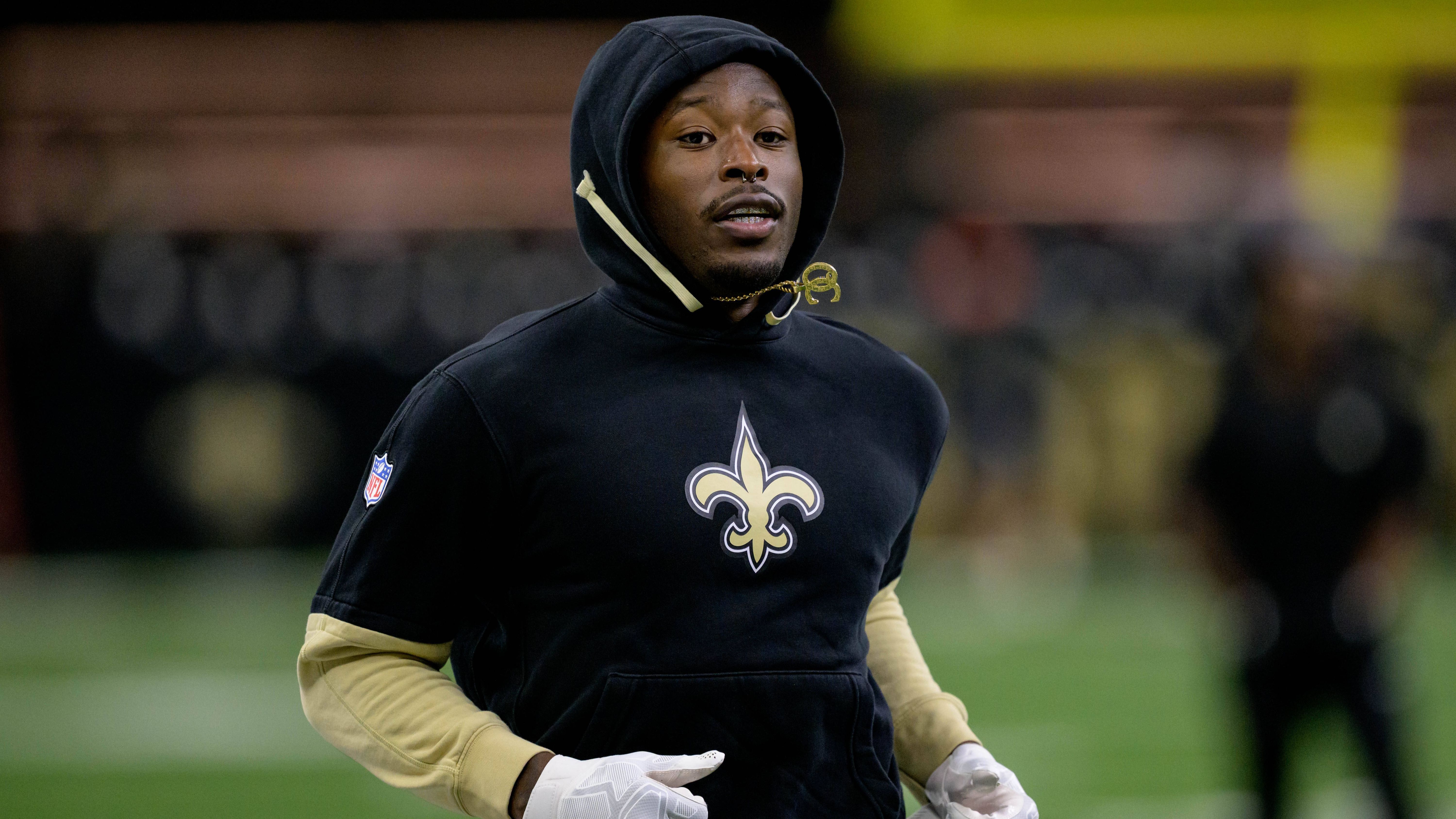 <strong>Alvin Kamara (New Orleans Saints)</strong><br>Nach den Top-Verträgen für Christian McCaffrey und Saquon Barkley wollte auch Kamara wie ein Elite-Läufer in der NFL bezahlt werden. Er verließ das Minicamp vorzeitig, um seinen Unmut zu zeigen. Er ging aber nicht so weit, einen Holdout zu veranstalten - und das, obwohl zunächst kein neuer Kontrakt zustande kam. Zudem erklärte er, langfristig beim Team bleiben zu wollen.