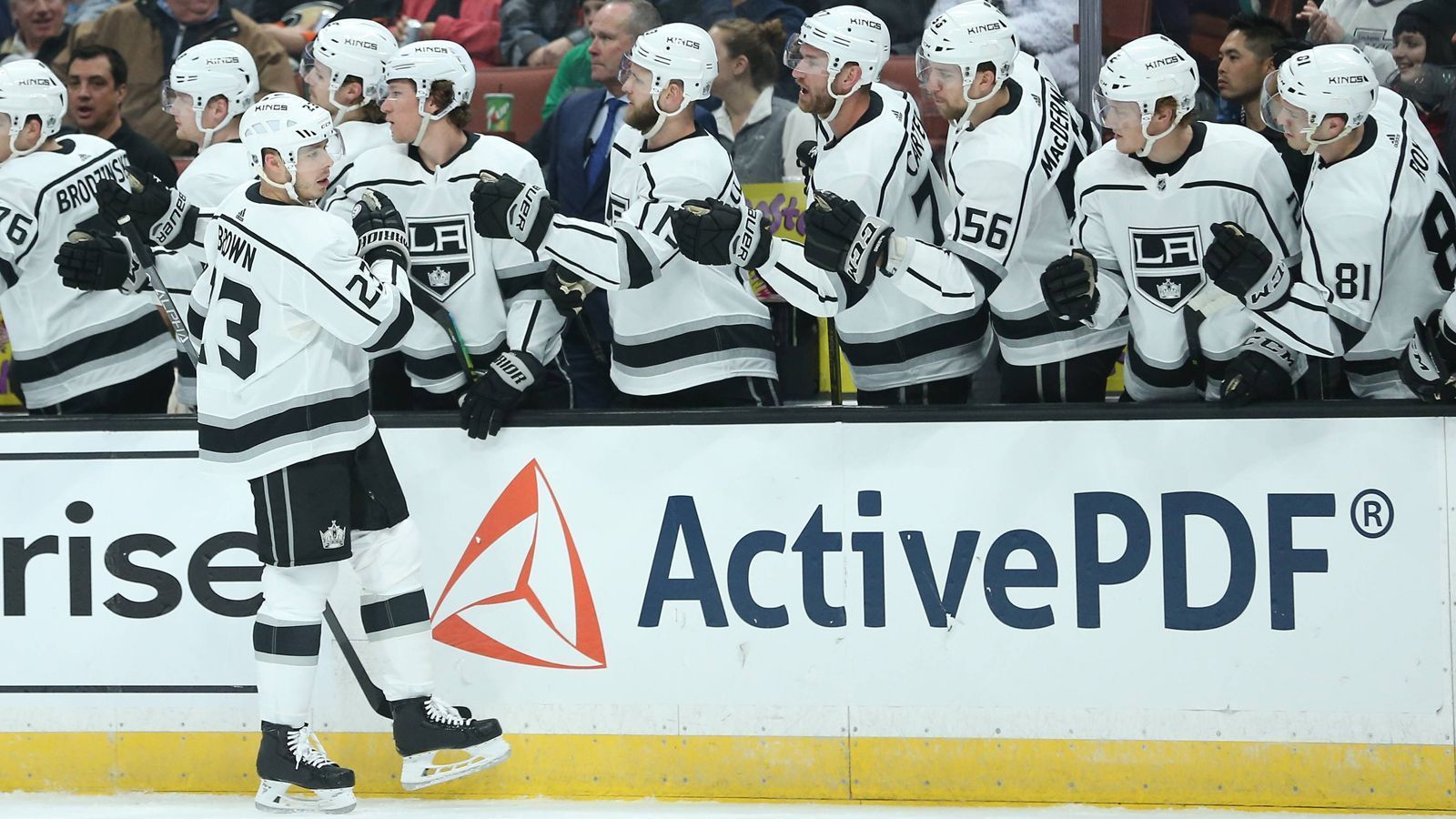 
                <strong>Los Angeles Kings</strong><br>
                Der Teamname wurde über eine Fan-Umfrage ermittelt. Teambesitzer Jack Kent Cooke war es wichtig, dass sein Team einen Hauch von Königtum verbreitet.
              