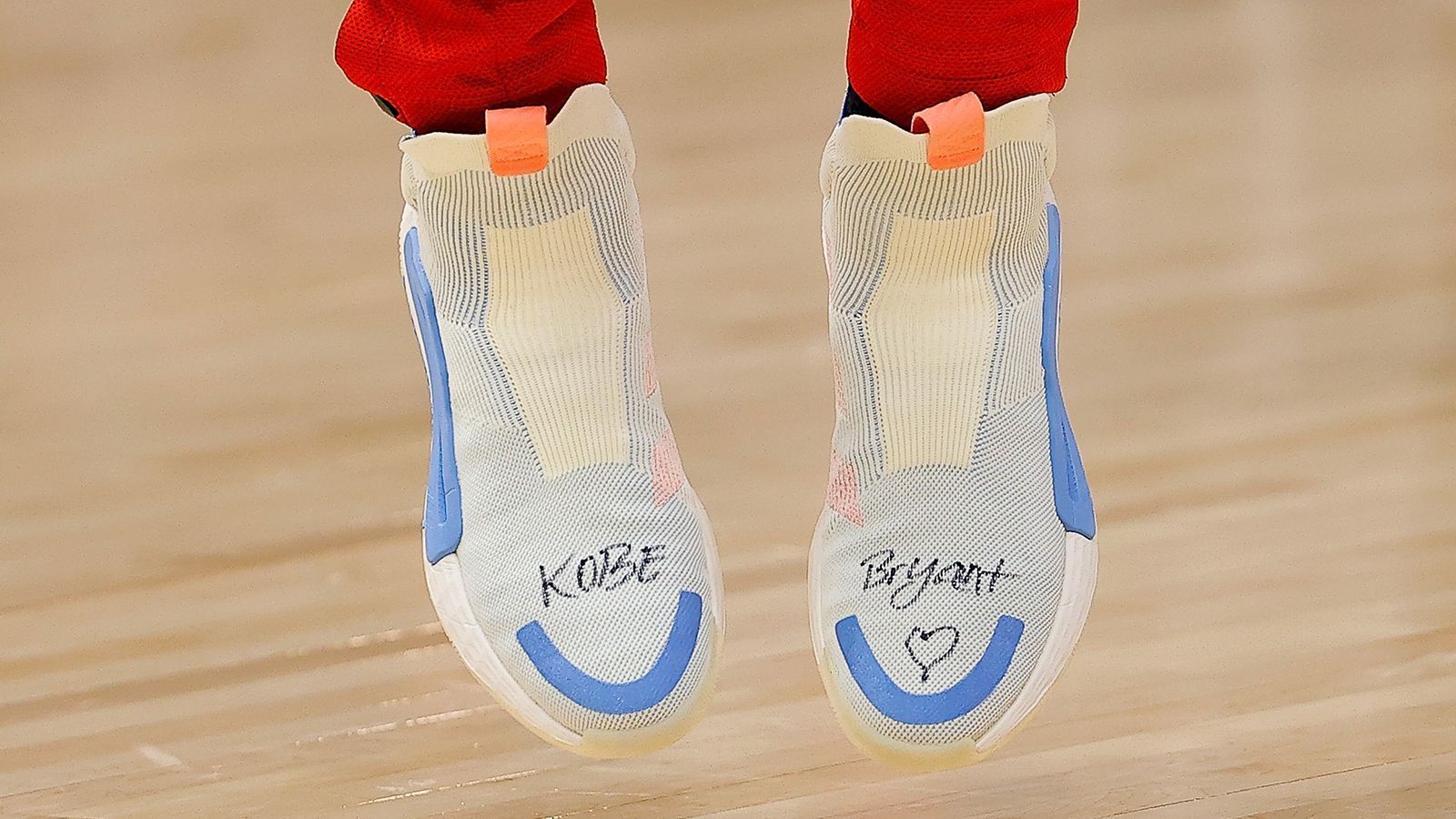 
                <strong>Trae Young mit besonderem Schuhwerk</strong><br>
                Einige NBA-Stars liefen am Sonntag mit besonderem Schuhwerk auf. Hawks-Juwel Trae Young beispielsweise, schrieb sich den Namen seines Helden auf den Spann seiner Schuhe. Young pflegte ein besonderes Verhältnis zu Bryants Tochter Gianna, die ebenfalls in dem Helikopter umgekommen ist. So twitterte er zu einem Bild von ihm, Gianna und Kobe: "Das kann alles nicht wahr sein. Hier habe ich Gianna Maria zum ersten Mal getroffen. Sie war in dieser Saison bei nur drei NBA-Spielen, zwei davon waren von mir. Sie hat mir erzählt, ich sei einer ihrer Lieblingsspieler. Ich kann es einfach nicht glauben." Beim 152:133-Sieg seiner Hawks gegen die Wizards glänzte Trae übrigens mit 45 Punkten und 14 Assists. 
              