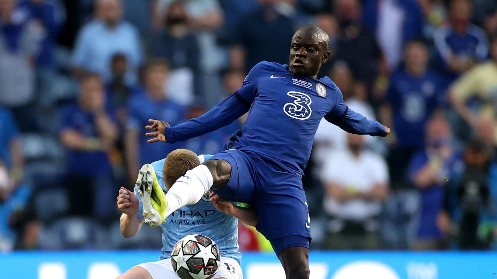 
                <strong>N'Golo Kante</strong><br>
                Das Laufwunder Chelseas überzeugt im Mittelfeld einmal mehr durch konsequente Gegenwehr bei Citys ständigem Anlaufen. Zudem kommt der französische Weltmeister N'Golo Kante auch offensiv zu einem Abschluss in der 17. Minute. Sein Kopfball geht deutlich am Tor vorbei. ran-Note: 1
              