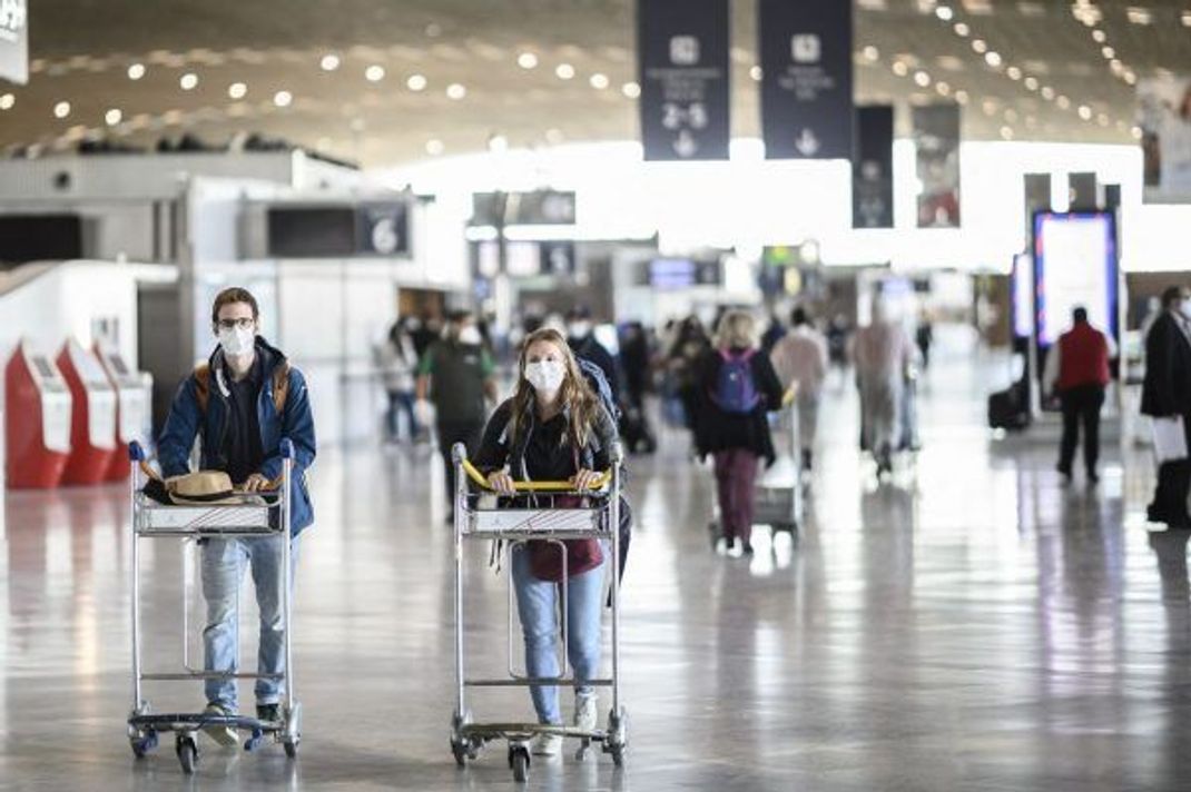 Reisende müssen sich nach ihrer Ankunft nicht mehr in eine häusliche Quarantäne begeben.