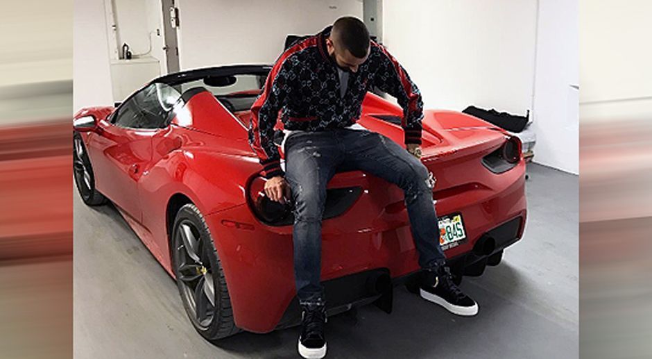 
                <strong>Karim Benzema und sein Ferrari</strong><br>
                Real Madrids Stürmer Karim Benzema lädt seine Follower bei Instagram in die private Garage ein. Dort protzt der Franzose mit seinem knallroten Ferrari.
              