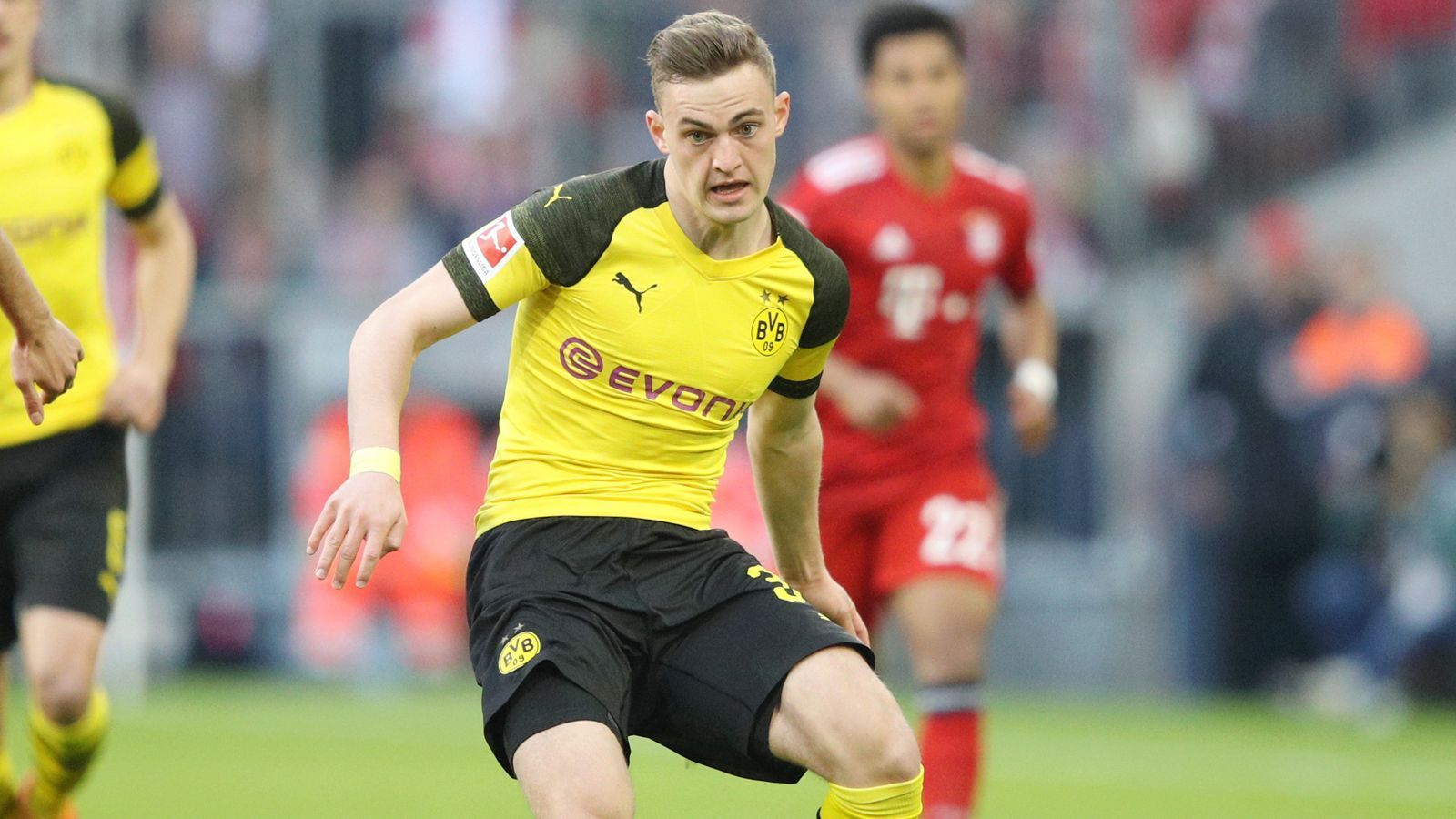 
                <strong>Jacob Brunn Larsen (BVB)</strong><br>
                Schickt Reus mit dem tödlichen Pass durch die Kette, der den BVB im Zusammenspiel mit Dahoud beinahe früh in Führung bringt (6.). Danach taucht er wie seine Mitspieler in der Offensive für lange Zeit ab. Gegenspieler Kimmich kann sich zumeist frei entfalten. Häufig defensiv als Manndecker gebunden. ran-Note: 4
              