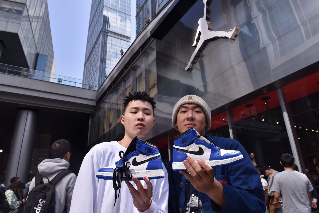 Die Nike "Jordan Retro 1" sind in den letzten Jahren um mehrere Hundert Prozent im Wert gestiegen. Die hellblaue Version kostet inzwischen mehr als 1.300 Euro. Vielleicht hast du sie ja damals für etwa 170 Euro gekauft.