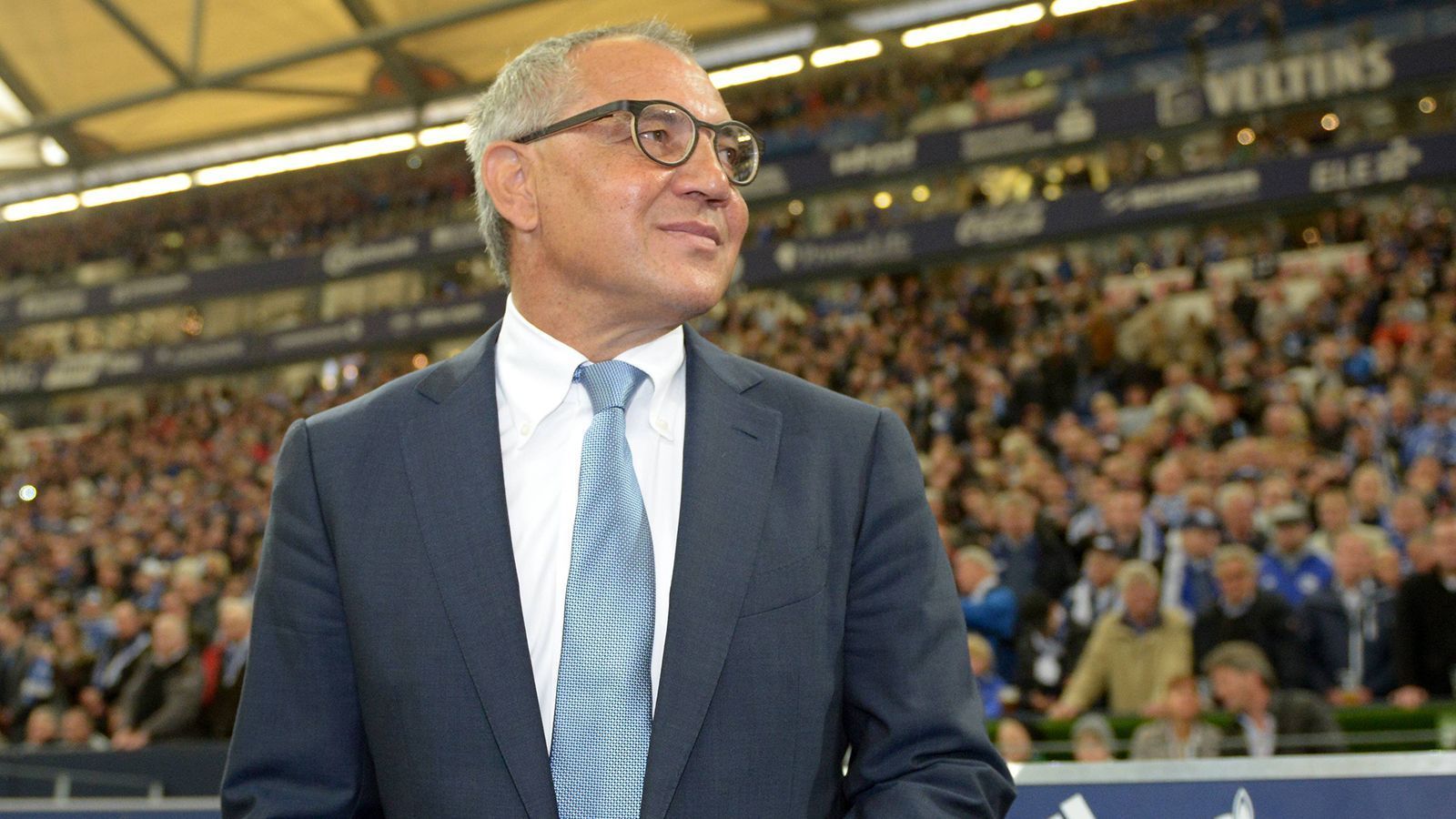 
                <strong>Felix Magath (Juli 2009 bis März 2011)</strong><br>
                Mit Felix Magath sollte sich Schalke verändern, ein europäischer Topklub werden und dafür wurde viel getan. Magath als Trainer und Sport-Chef in einer Funktion traf alle personellen Entscheidungen und wurde in der Ausführung dieser von Horst Heldt unterstützt. Im ersten Transfersommer verpflichtete er gleich 17 Spieler, der Kader sollte breit genug sein, um alle Körner auf dem Platz zu lassen. Mit dem Transfer von Klaas-Jan-Huntelaar und Raul im Sommer 2010 beglückte Magath die Schalker Fans, wurde im folgenden März aber auf Platz 10 der Bundesliga-Tabelle entlassen - in all seinen Funktionen. Ein paar Wochen später holte die Mannschaft unter dem neuen Trainer Ralf Rangnick den DFB-Pokal nach Gelsenkirchen. Die Bilanz von Felix Magath auf Schalke in Zahlen...
              