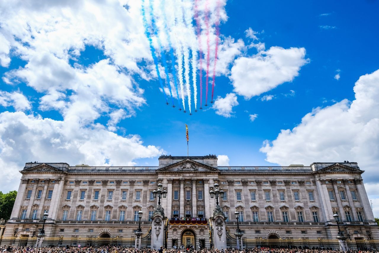 Die königliche Familie hat mehrere Schlösser und Anwesen in ihrem Königreich, in denen sie leben und arbeiten. Die  Hauptresidenz der Queen war der streng bewachte Buckingham Palace im Herzen Londons. Er hat 775 Zimmer, rund 450 Angestellte arbeiten hier. In dem prächtigen Gemäuer hattedie Queen ihr privates Reich, es fanden aber auch offizielle Staatsangelegenheiten statt.